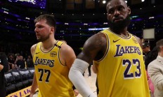 湖人主帅盛赞球队合作，詹姆斯表现令人赞叹