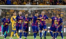 包含门将神勇扑救，助球队保持不败的词条