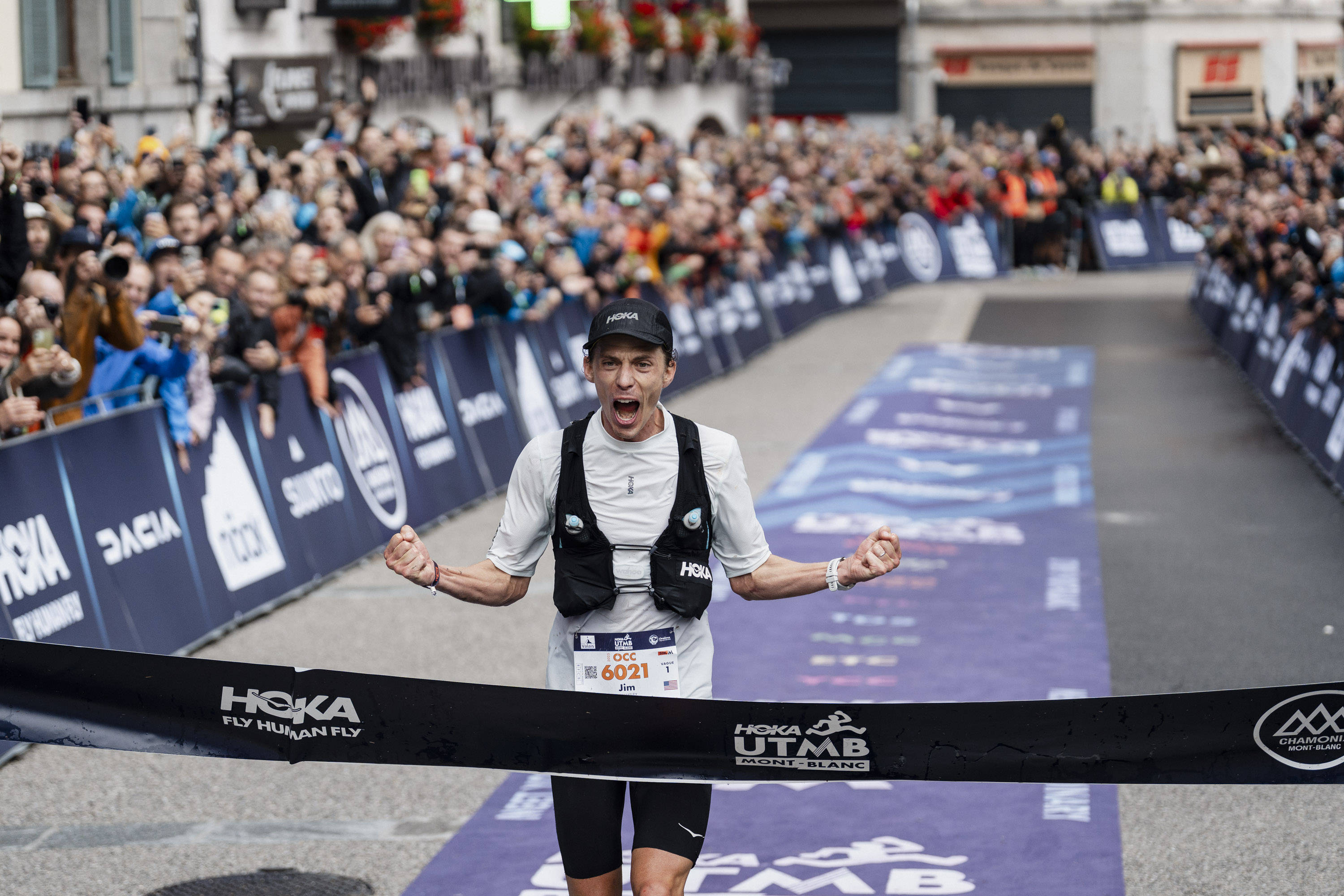 精英球队奋不顾身，角逐瞬间紧张刺激的简单介绍