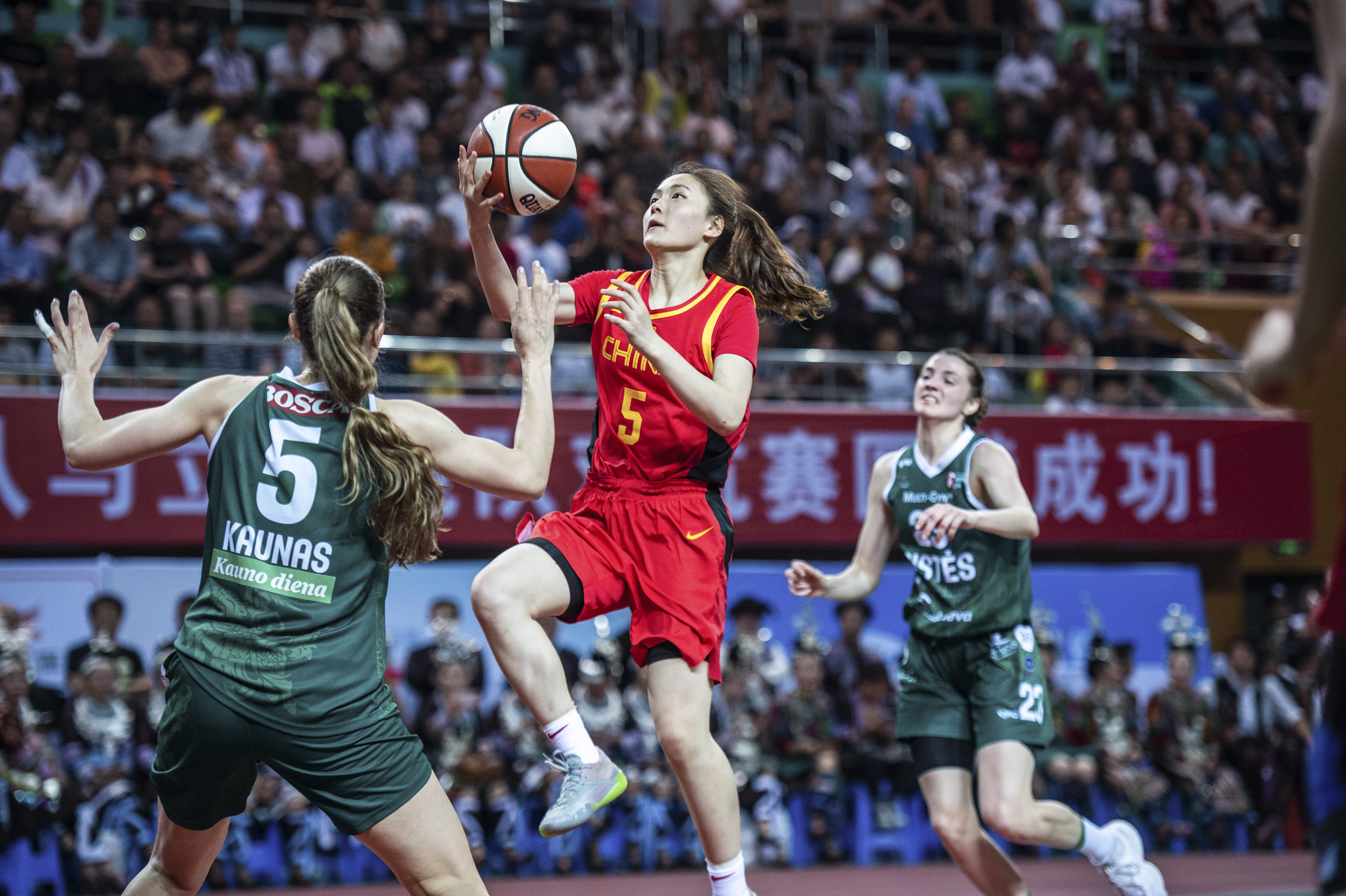 立陶宛女篮勇夺国际杯，诠释团队精神的简单介绍