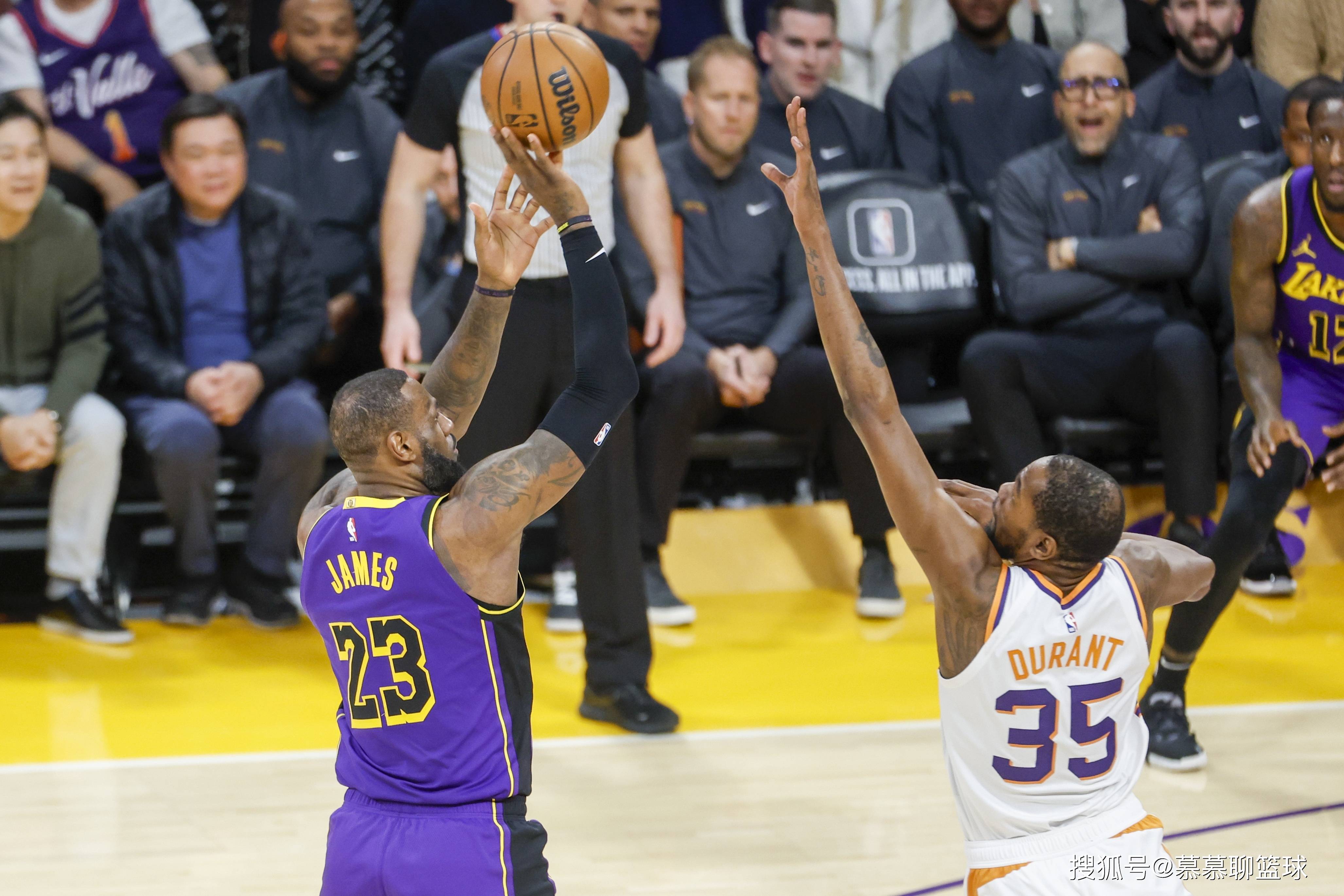 詹姆斯和杜兰特站在总决赛赛场，谁将笑到最后的简单介绍