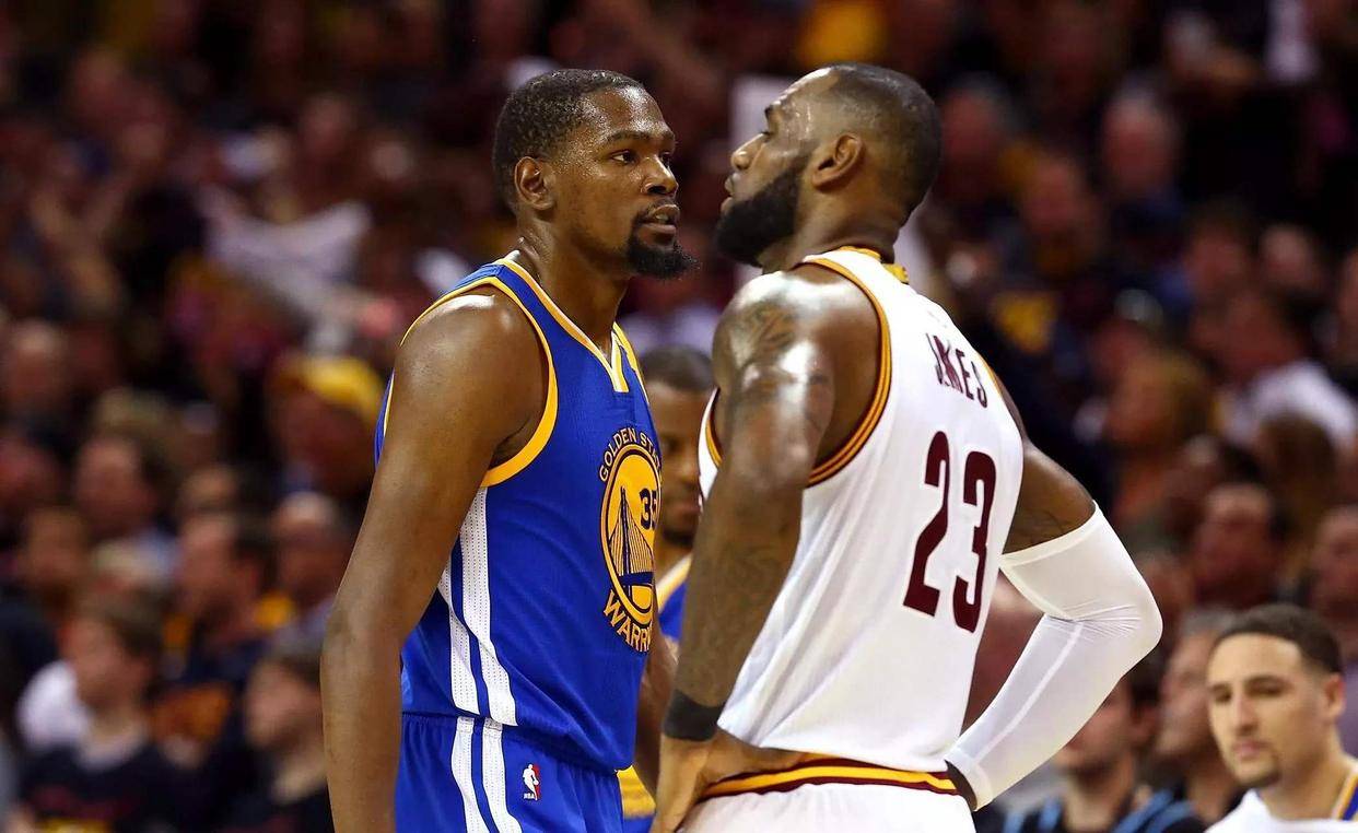 詹姆斯和杜兰特站在总决赛赛场，谁将笑到最后的简单介绍