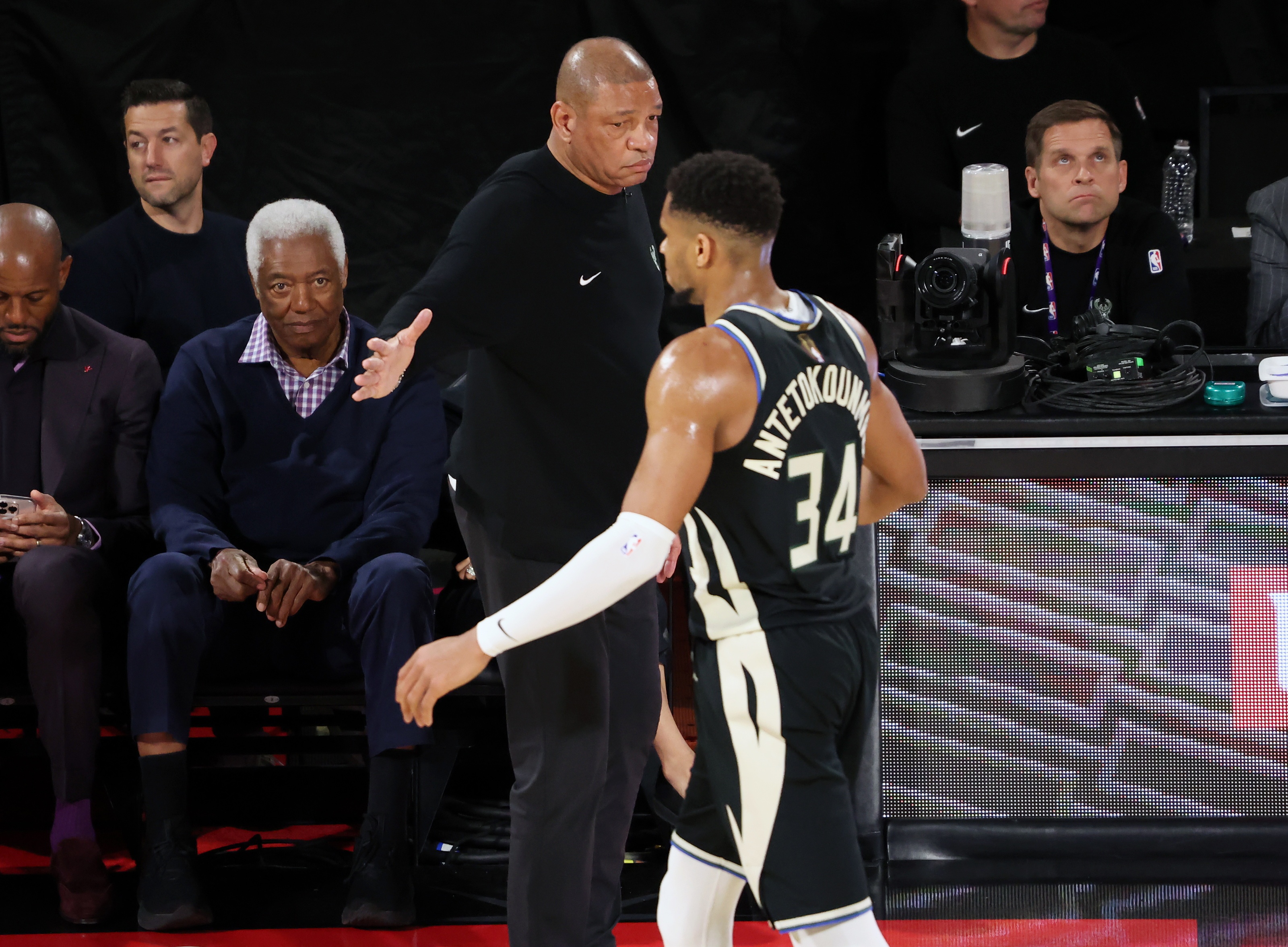 雄鹿力克热火，晋级四强