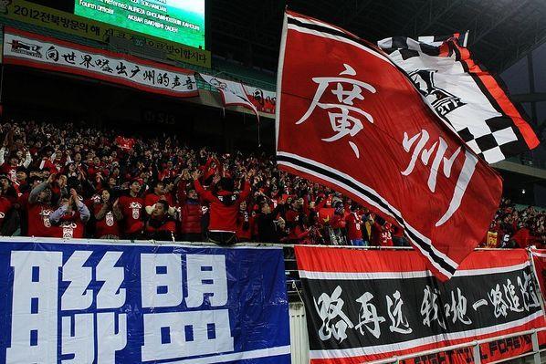 广州恒大队大获胜利,球迷欢呼! 广州恒大队大获胜利,球迷欢呼!