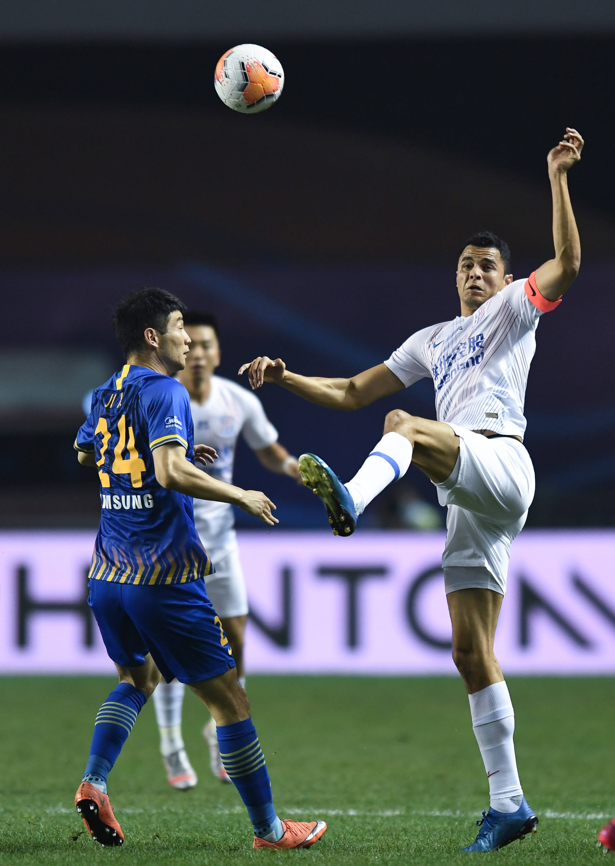 包含北京人和客场不敌青岛黄海，江苏苏宁主场大胜河南嵩山龙的词条